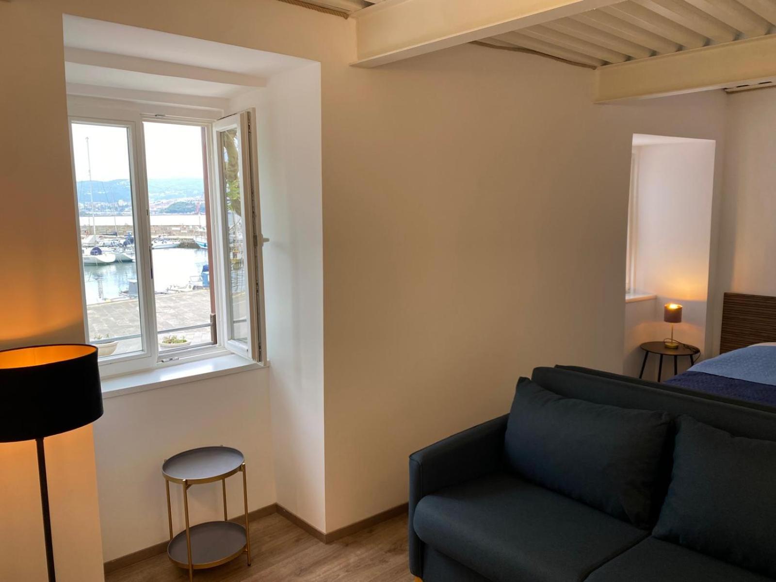 Al Fronte Mare Suites Apartments Múggia Esterno foto