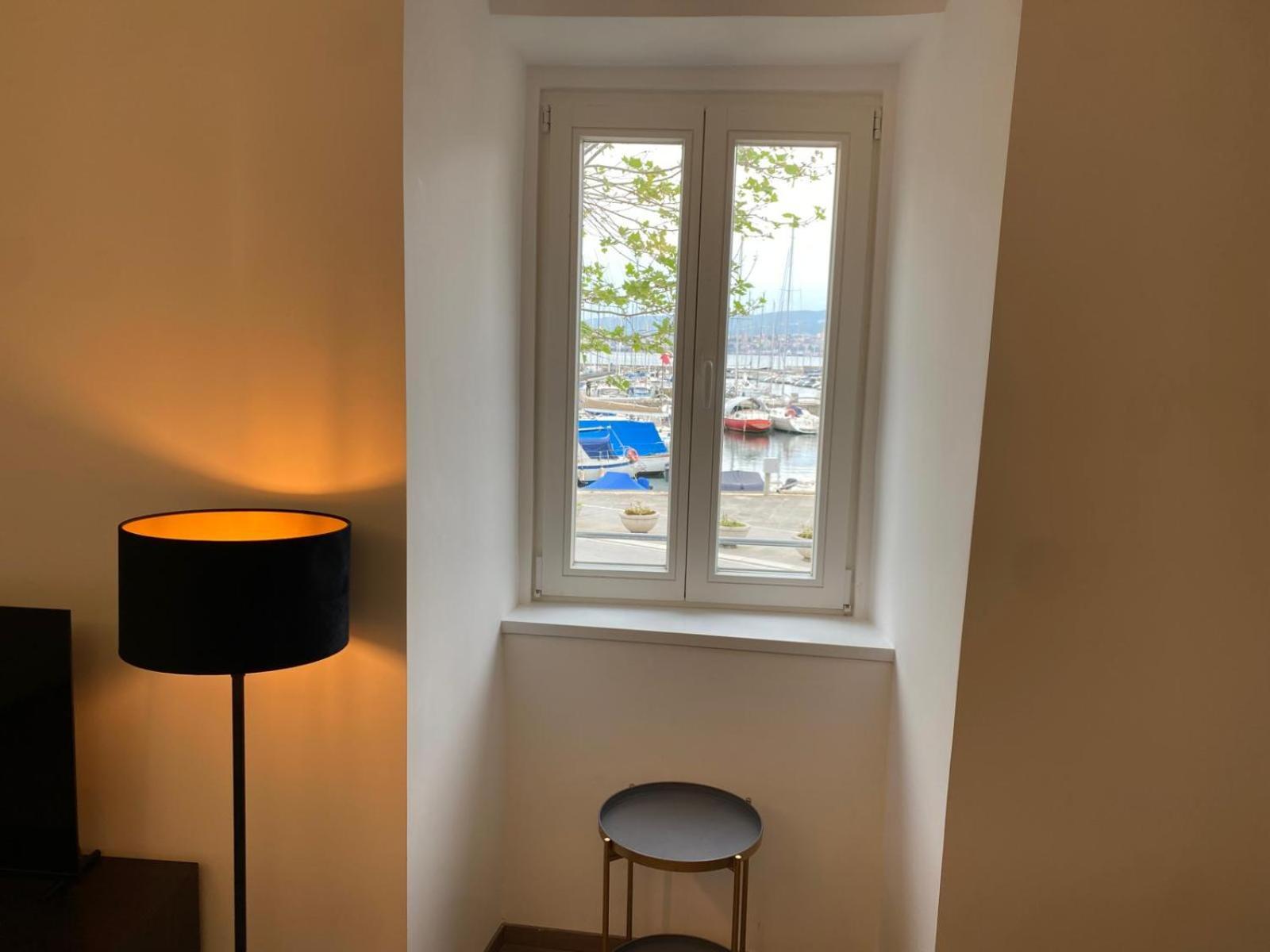 Al Fronte Mare Suites Apartments Múggia Esterno foto