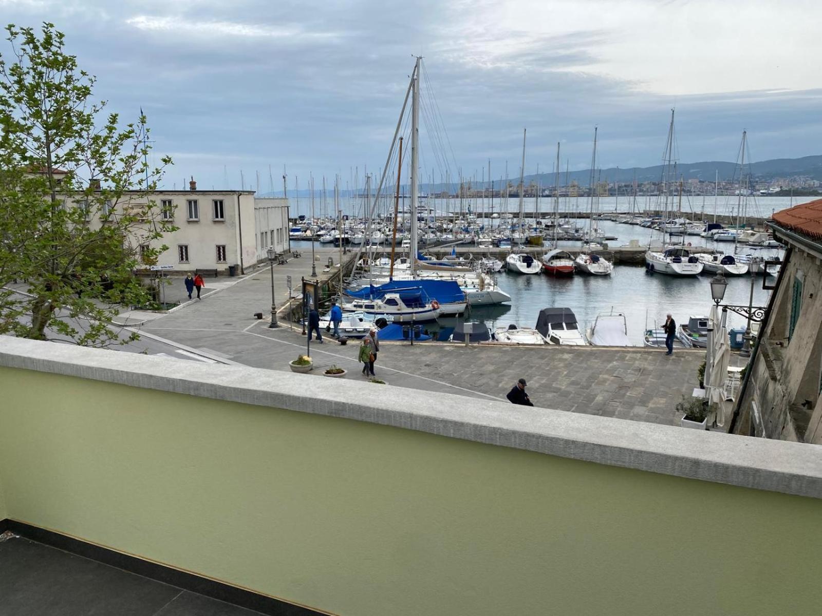 Al Fronte Mare Suites Apartments Múggia Esterno foto