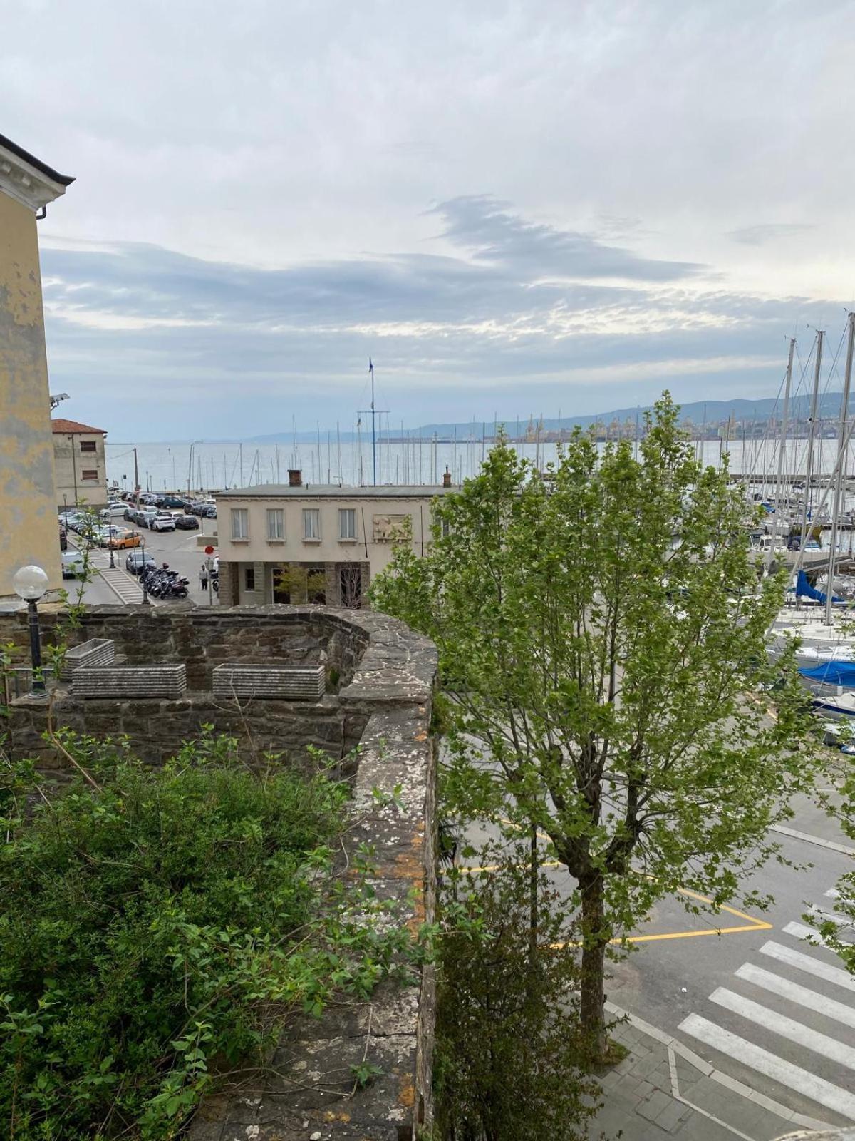 Al Fronte Mare Suites Apartments Múggia Esterno foto