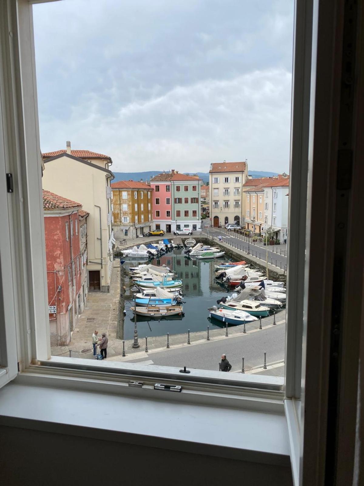 Al Fronte Mare Suites Apartments Múggia Esterno foto