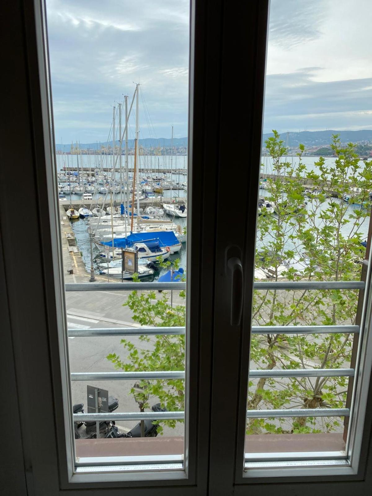 Al Fronte Mare Suites Apartments Múggia Esterno foto
