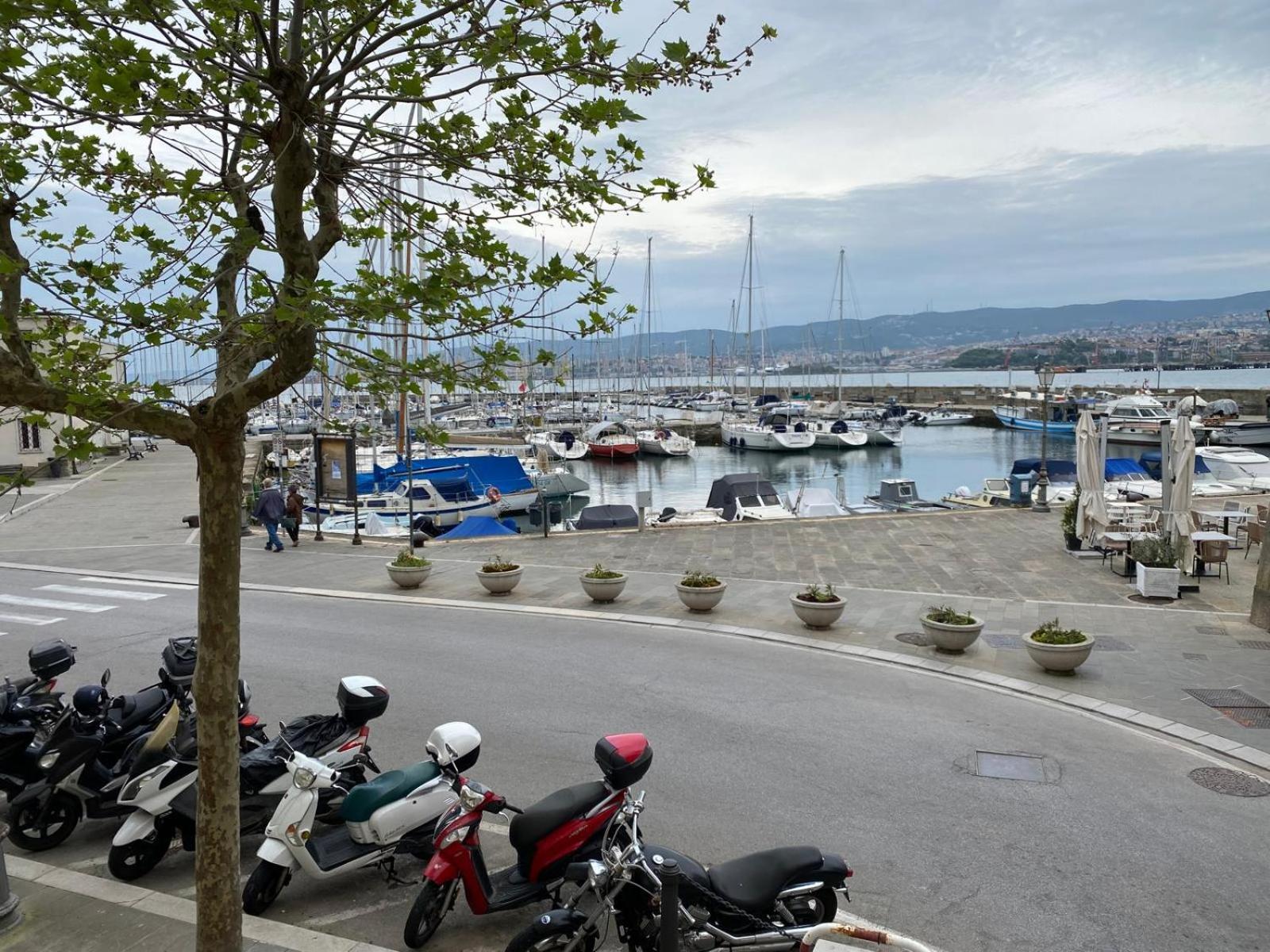 Al Fronte Mare Suites Apartments Múggia Esterno foto