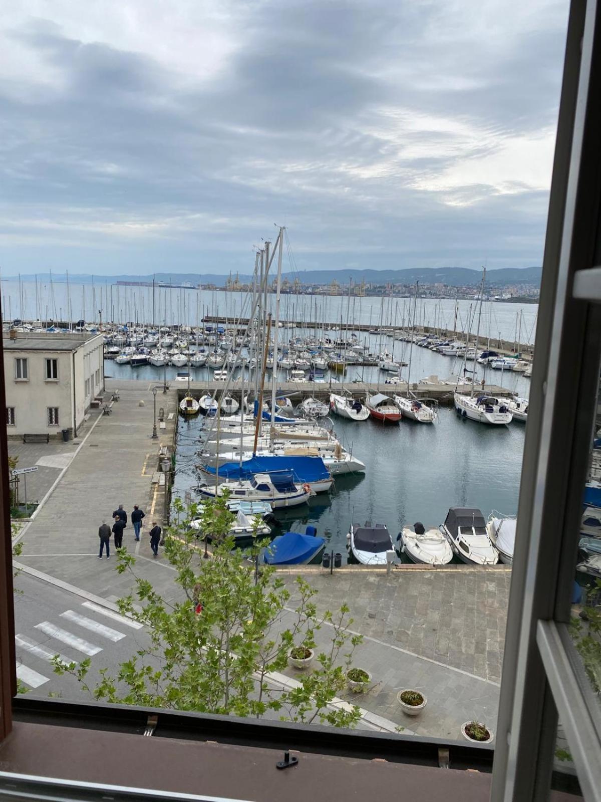 Al Fronte Mare Suites Apartments Múggia Esterno foto